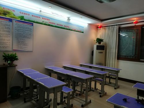以生为本,以德为上,精心教学,潜心钻研,诚心服务